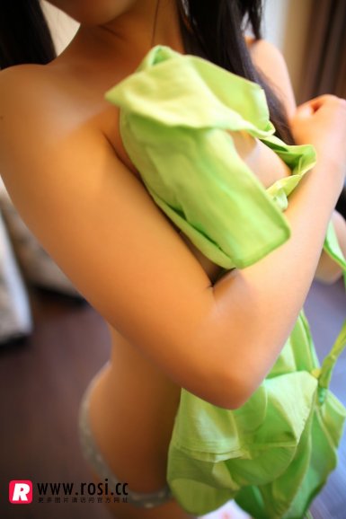 hth官方网页入口|银发女子开特斯拉过港湾大道摊上事!脚下芭比粉人字拖亮了(图3) hth官方网页入口